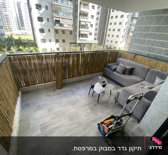 מרפסת עם ריהוט וכלי עבודה, מתאים לעבודות תחזוקה.